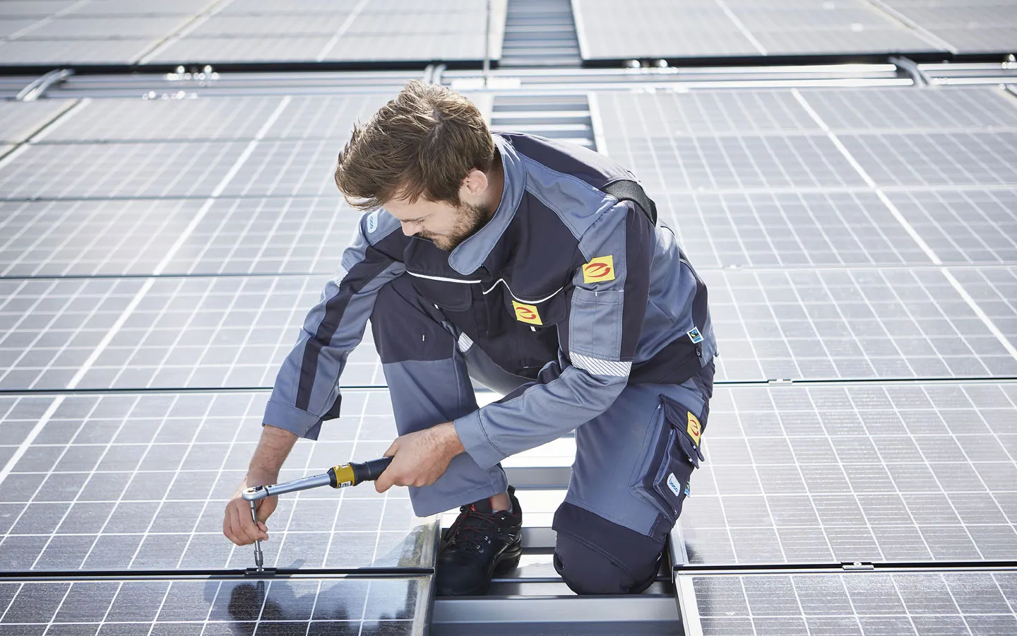 E-CHECK E-Mobilität - Mitarbeiter montiert auf dem Dach die neuen Solarmodule &middot; Winter Elektro