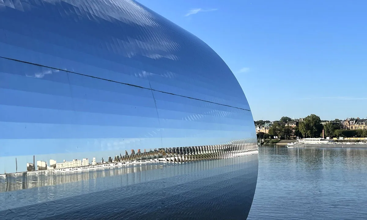 Kunstobjekt mit Spiegeln und Blick über den Rhein auf die Stadt Mainz &middot; Winter Elektroplanung und -Installation
